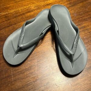 Brand new Archies flops